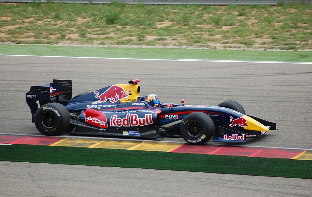 1024px-Carlos_Sainz_Jr_en_Motorland.JPG