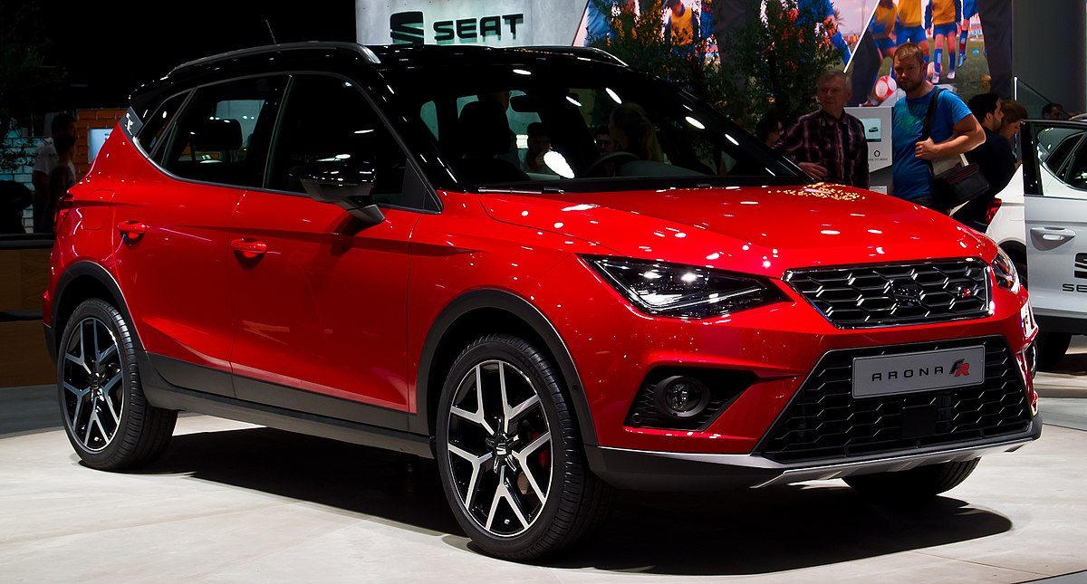 1200px-Seat_Arona_1.0_EcoTSI_FR_%E2%80%93_Frontansicht%2C_23._September_2017%2C_Frankfurt.jpg