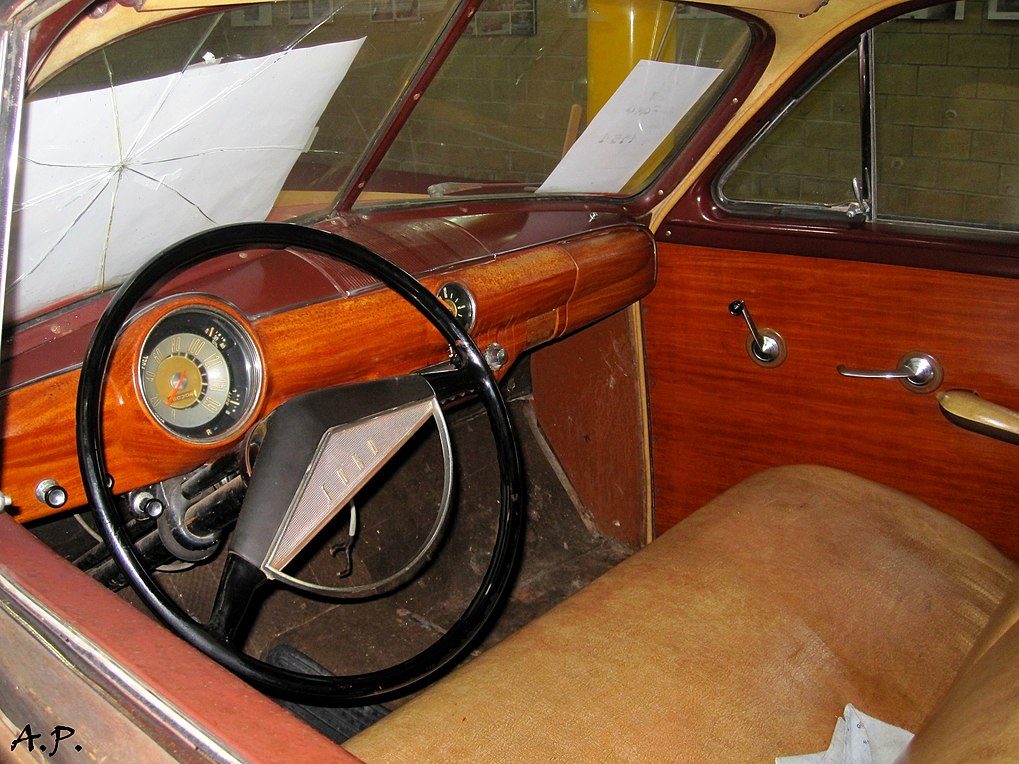 1019px-1951_Ford_Country_Squire_Interior_%284835897462%29.jpg