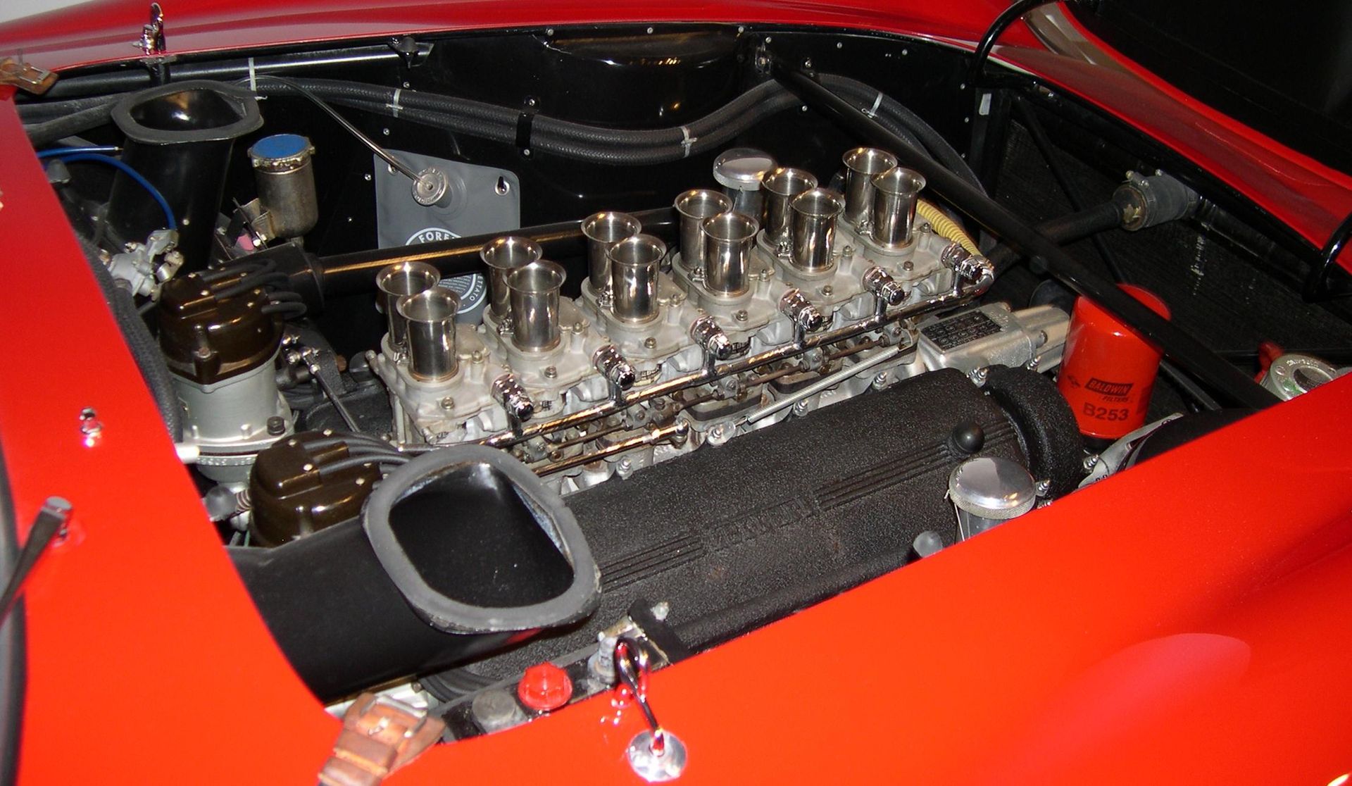 1920px-1962_Ferrari_250_GTO_engine.jpg