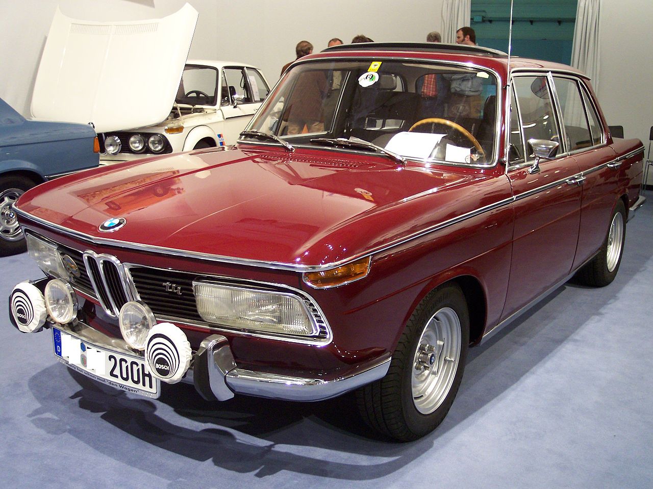 1280px-BMW_2000_tii_red_vl_TCE.jpg