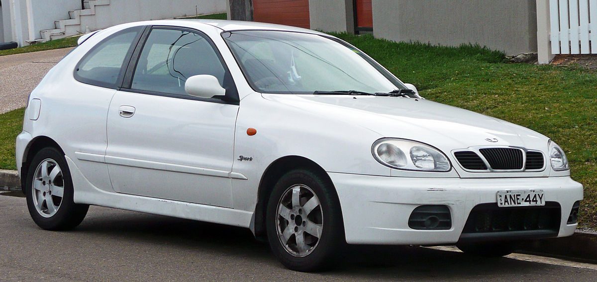 1200px-2001_Daewoo_Lanos_%28T150%29_Sport_3-door_hatchback_%282010-06-17%29_01.jpg