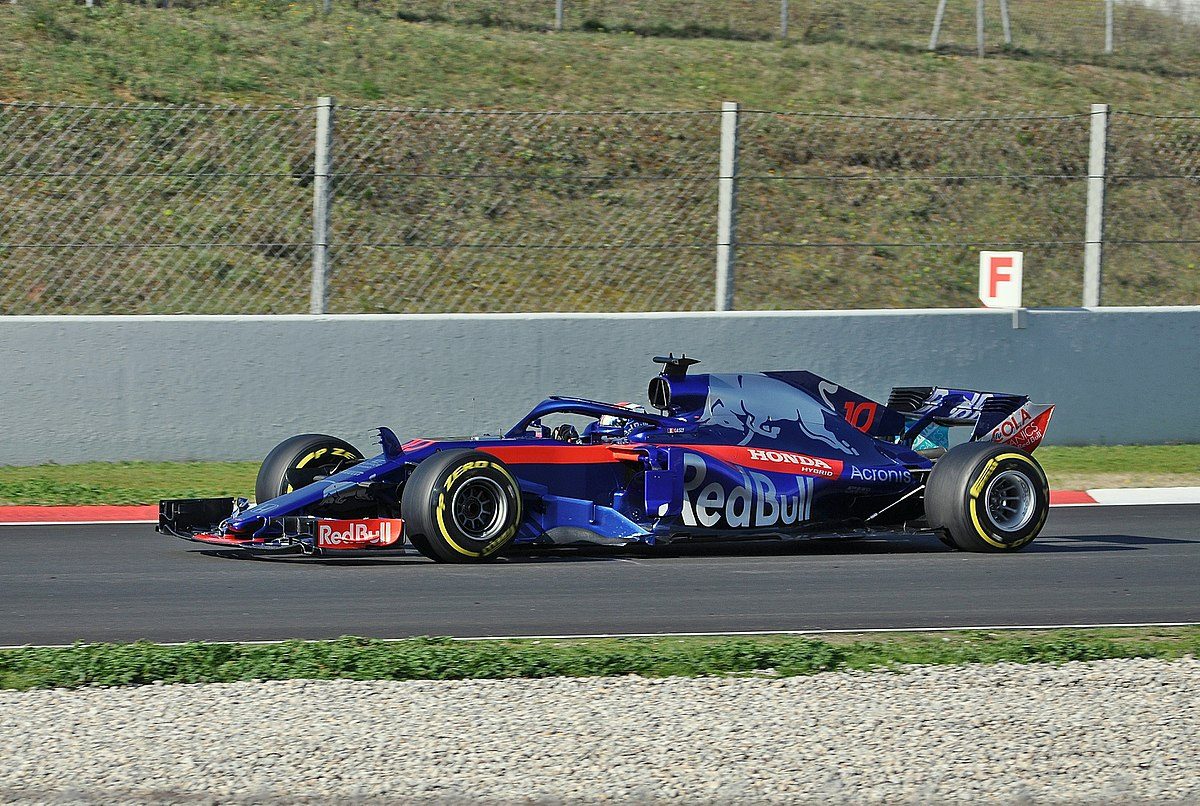 1200px-Pierre_Gasly-Test_Days_2018_Circuit_Barcelona_%282%29.jpg