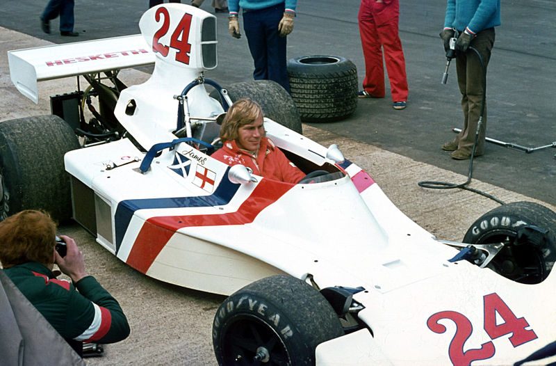 800px-James_Hunt_with_Hesketh.jpg