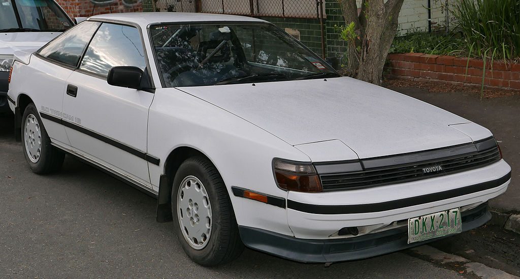 1024px-1988_Toyota_Celica_%28ST162%29_SX_liftback_%282015-11-11%29_01.jpg