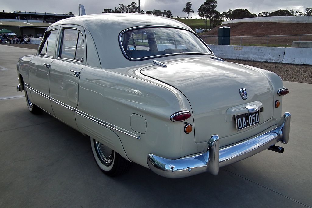 1024px-1950_Ford_Custom_V8_Fordor_sedan_%286102699840%29.jpg