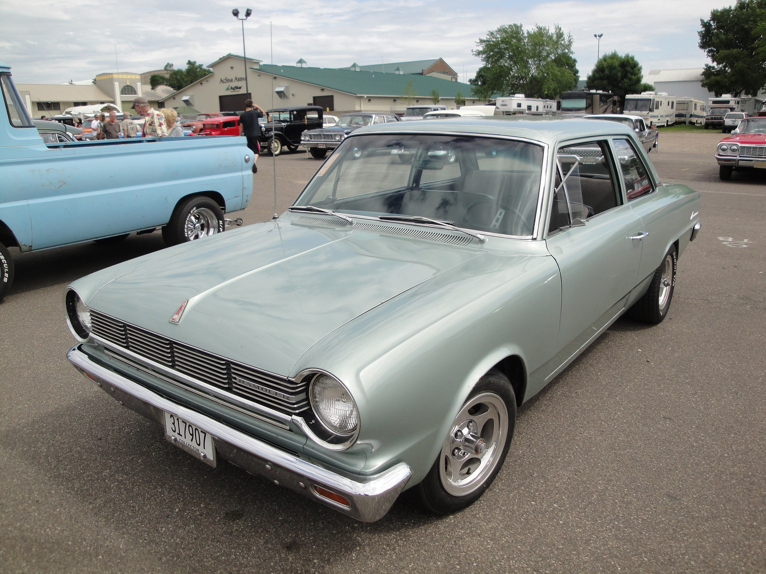 2560px-1964_AMC_Rambler_American_220_%287457894880%29.jpg