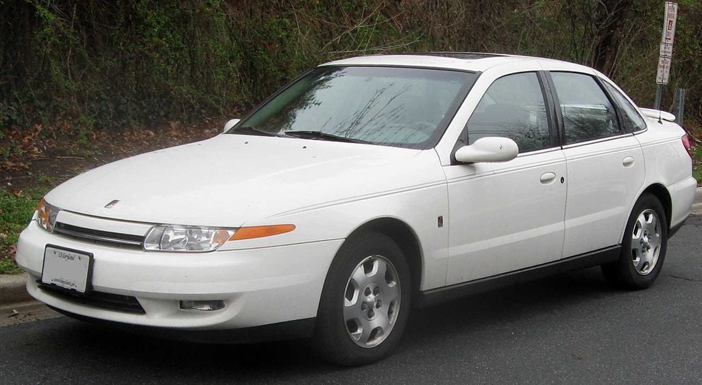 1024px-00-02_Saturn_L-Series_sedan.jpg