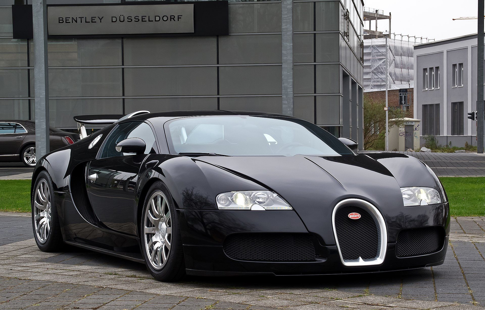 1920px-Bugatti_Veyron_16.4_%E2%80%93_Frontansicht_%281%29%2C_5._April_2012%2C_D%C3%BCsseldorf.jpg