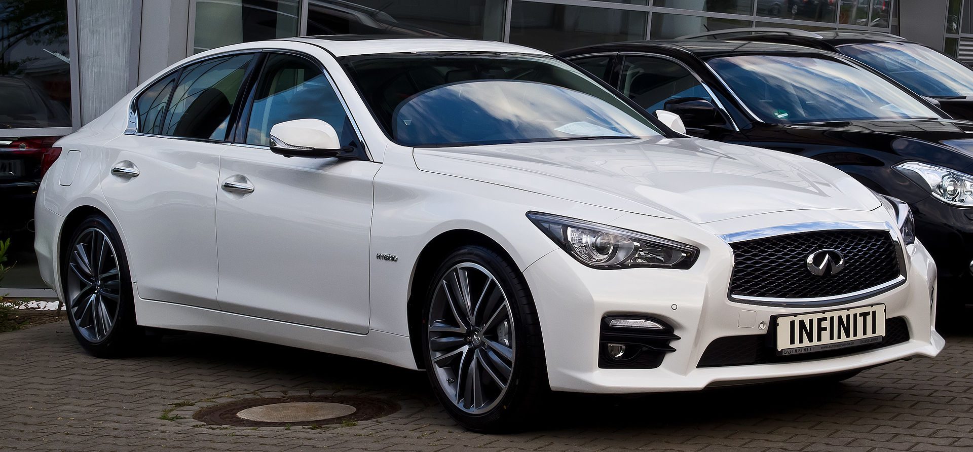 1920px-Infiniti_Q50_S_HYBRID_%28V37%29_%E2%80%93_Frontansicht%2C_14._Juni_2014%2C_D%C3%BCsseldorf.jpg