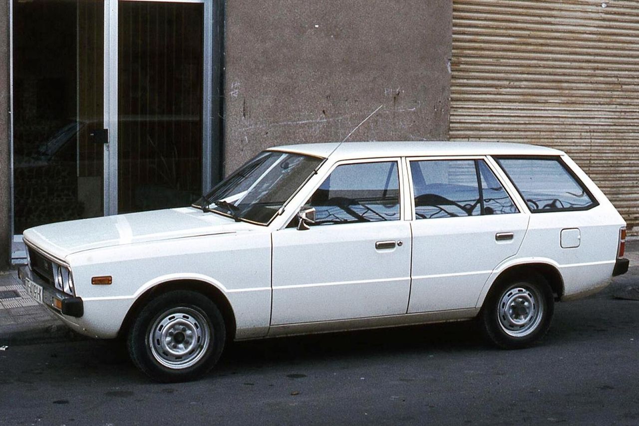 1280px-Hyundai_Pony_Estate_Tenerife.jpg