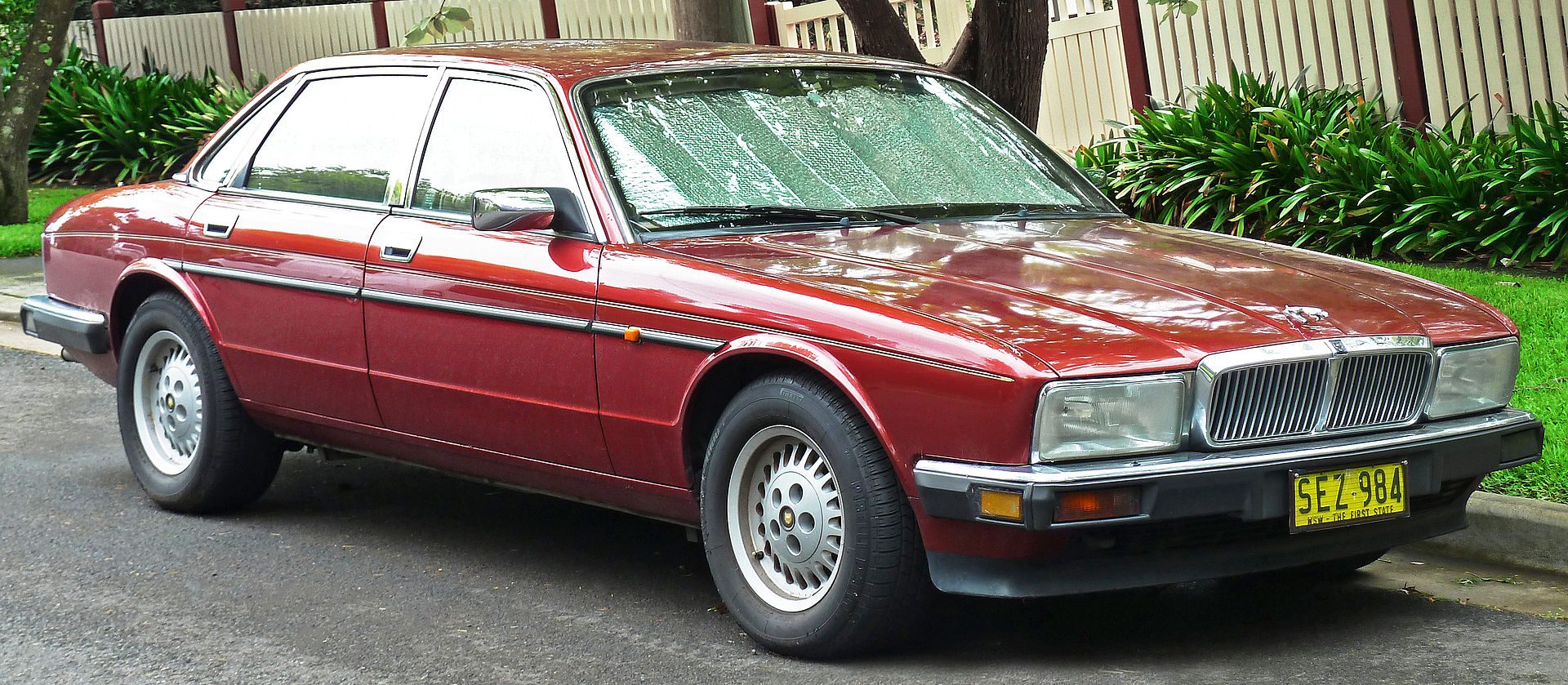 1920px-1991-1994_Jaguar_Sovereign_%28XJ40%29_sedan_%282011-11-18%29_01.jpg