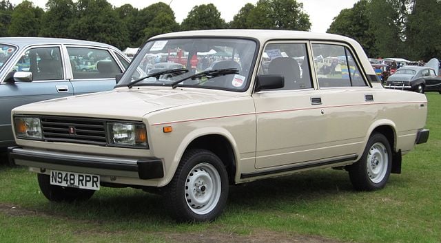 640px-Lada_2107_aka_Lada_Riva_October_1995_1452cc.jpg