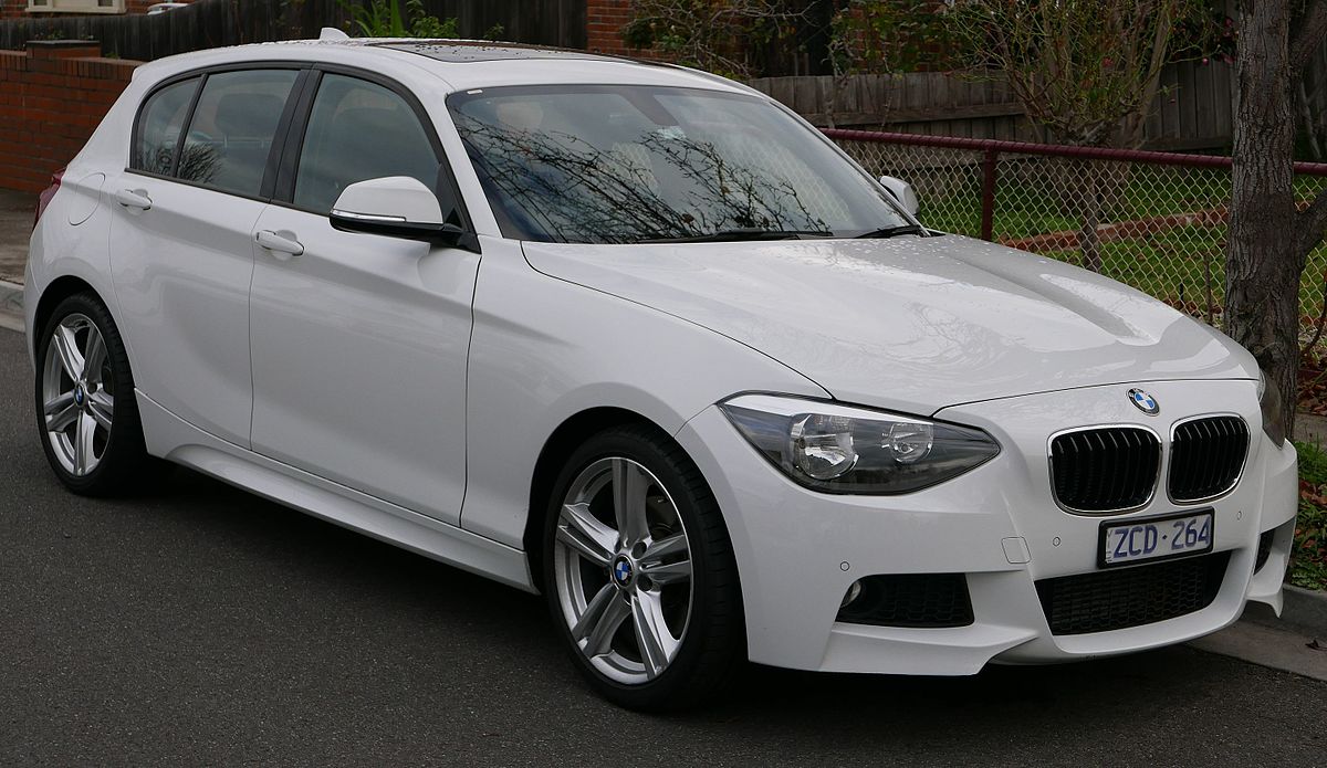 1200px-2012_BMW_125i_%28F20%29_5-door_hatchback_%282015-07-03%29_01.jpg