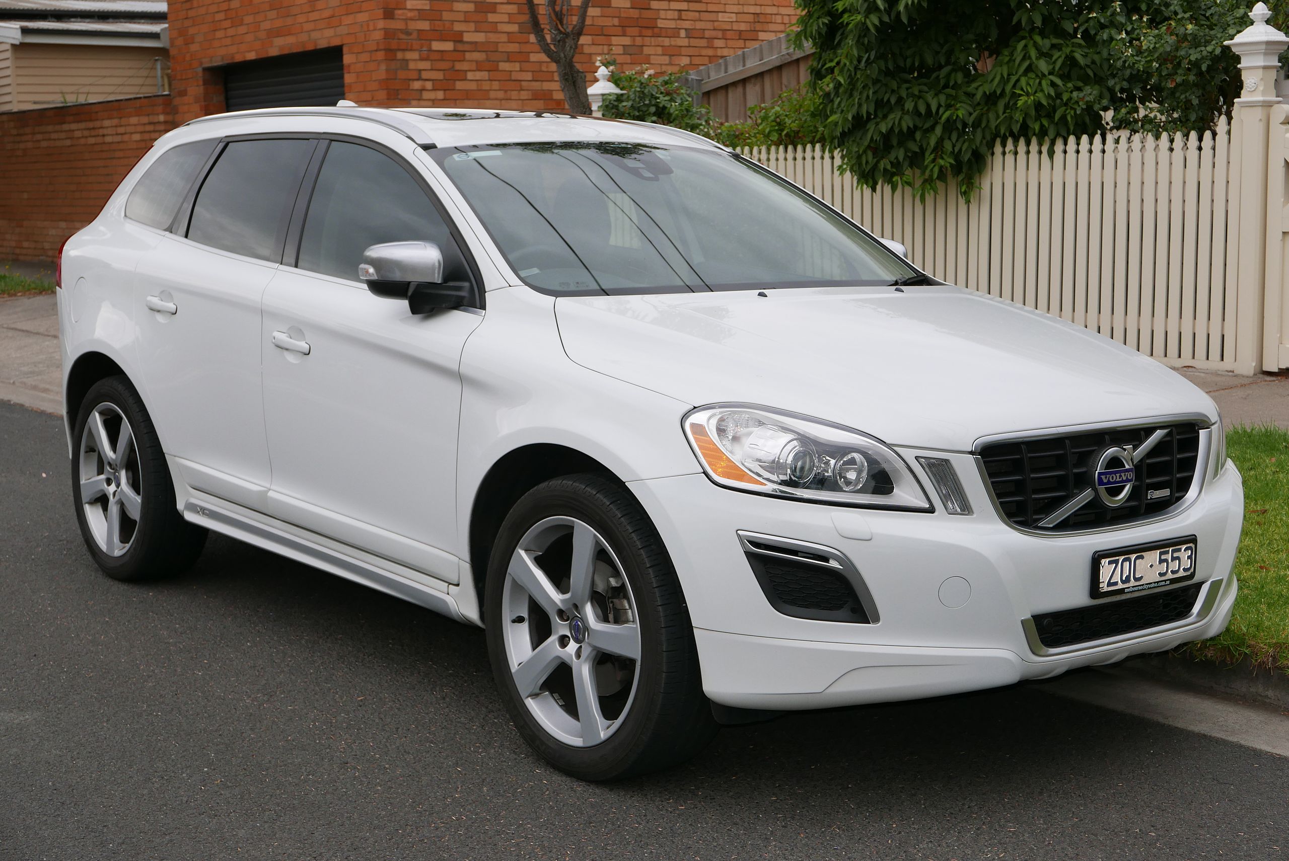 2560px-2013_Volvo_XC60_%28MY13%29_T6_R-Design_wagon_%282016-01-04%29_01.jpg