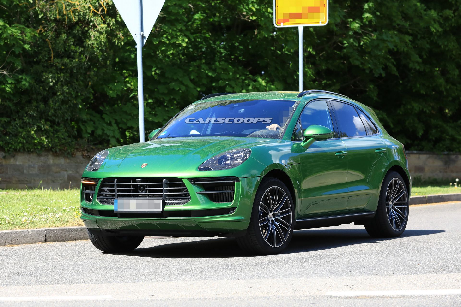 2019-porsche-macan-facelift-spied-undisguised-4.jpg