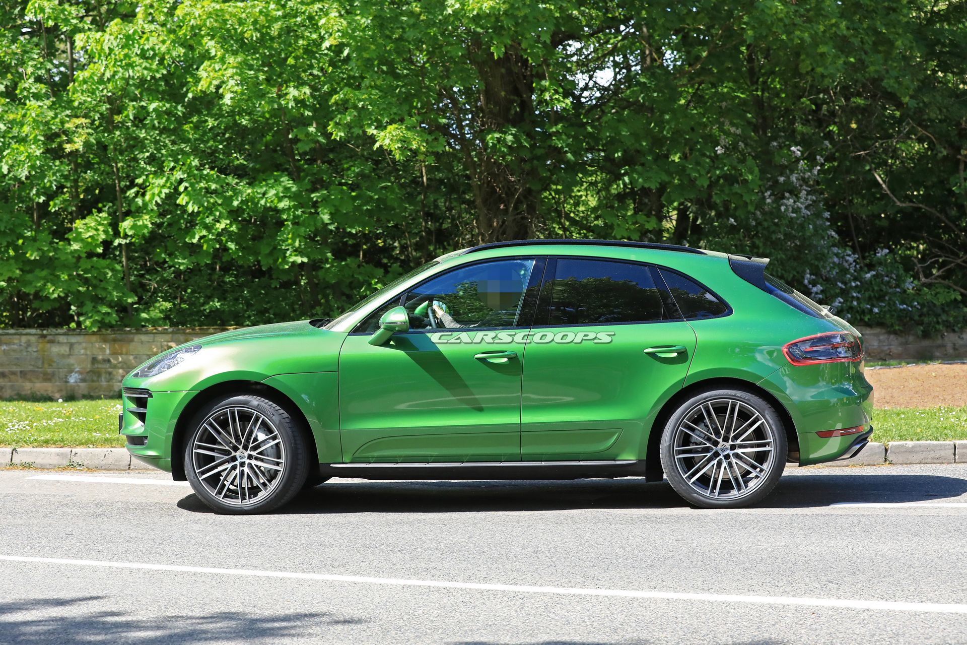 2019-porsche-macan-facelift-spied-undisguised-7.jpg