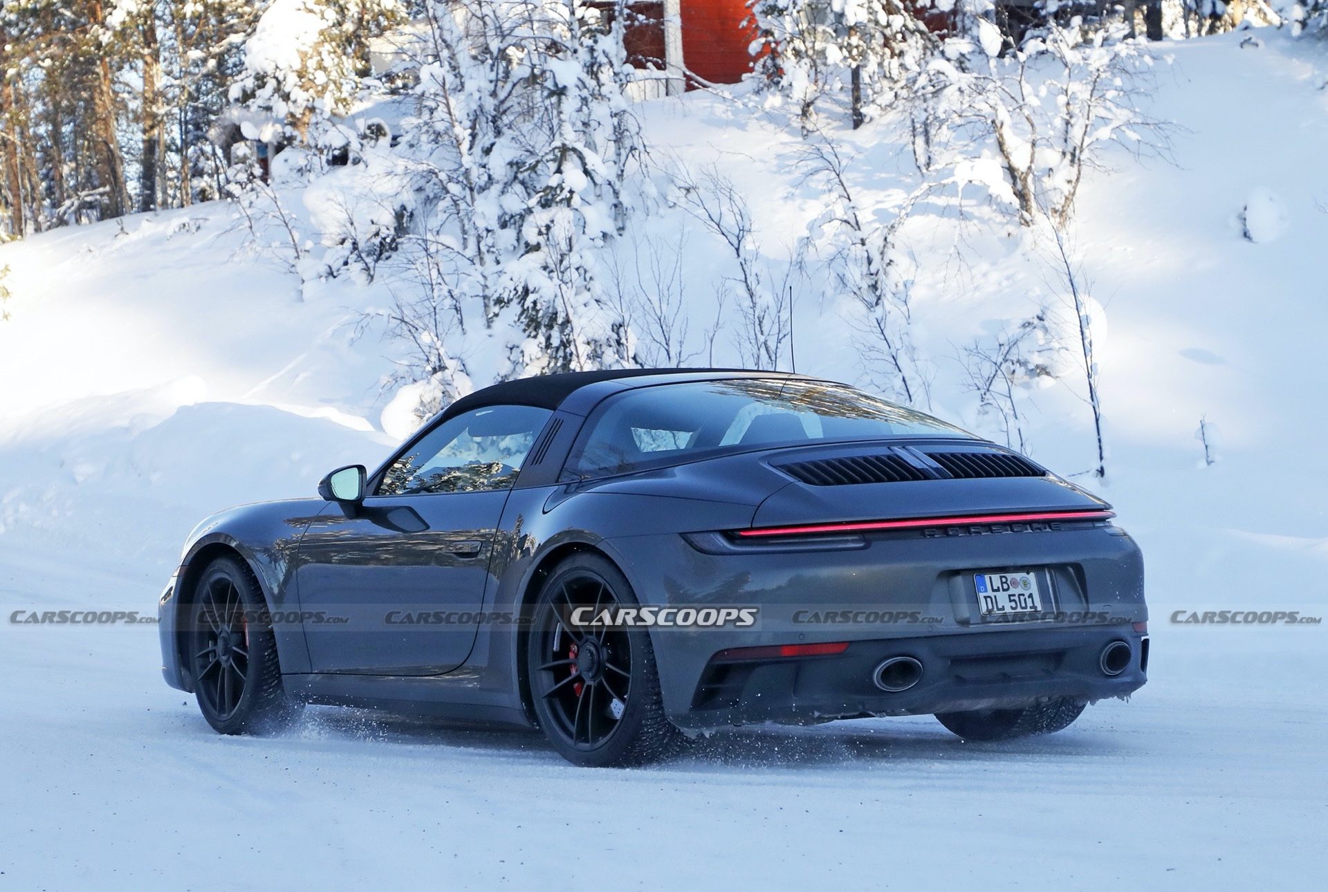 2022-Porsche-911-GTS-Targa-Prototype-05.jpg