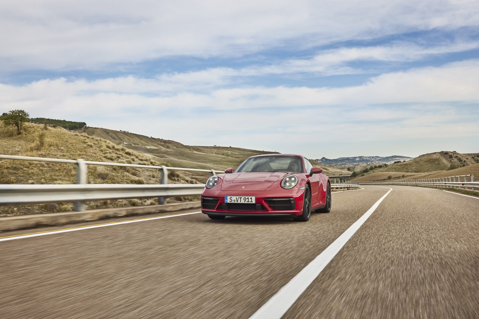 2022-Porsche-911-GTS-31.jpg