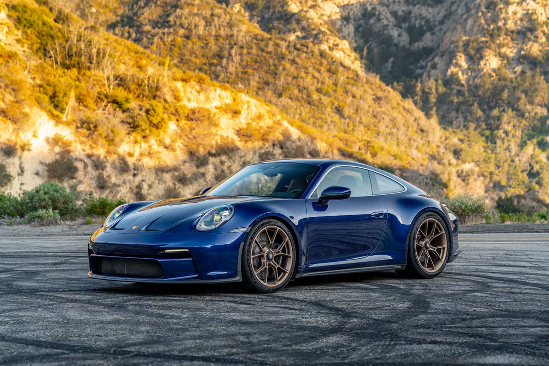 2022-porsche-911-gt3-touring-001.jpg