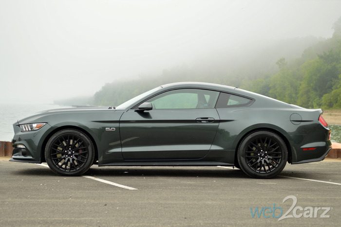 2015-ford-mustang-gt-premium_side_driver_1435675197_700x467.jpg